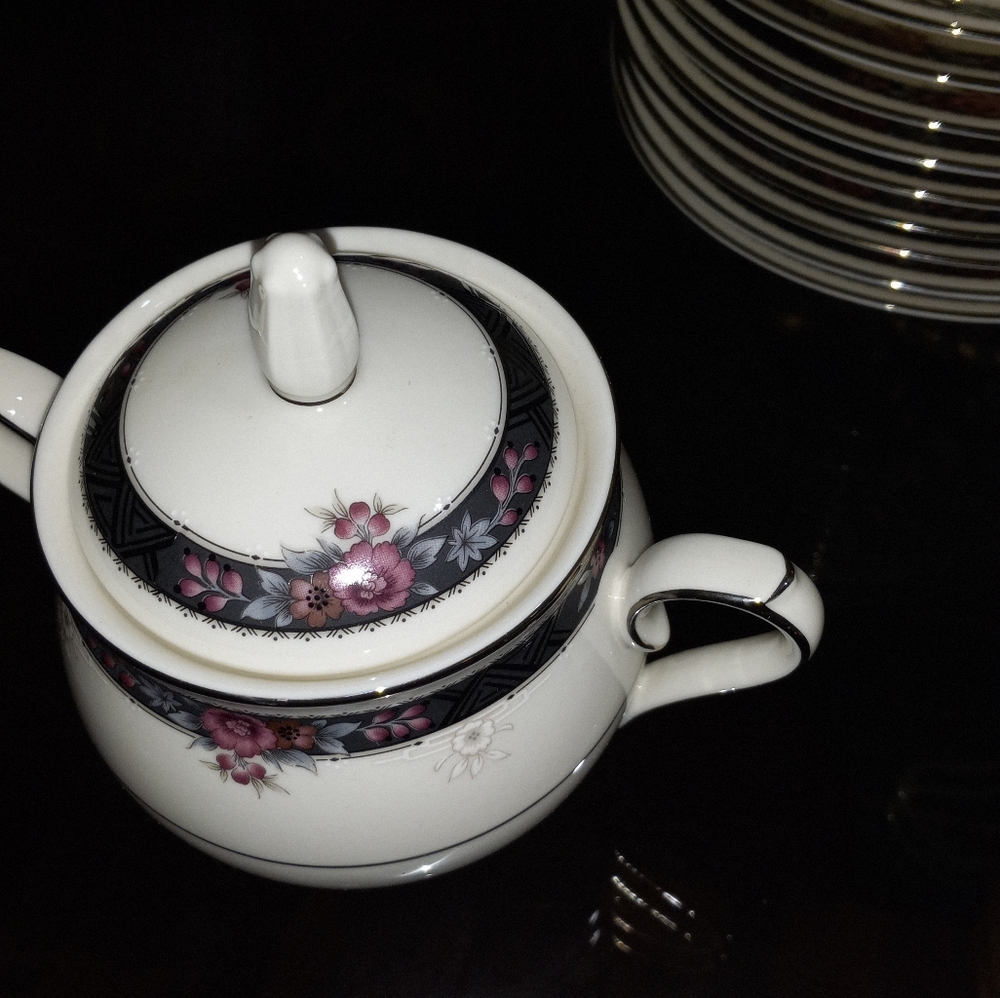 Noritake Etienne ivory china Cream and Sugar set w/ lid - Picture 4 of 5